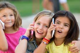 Śmieszne Dzieci Rozmowy Na Telefony W Ulicy | Zdjęcie Premium