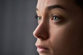 Smutna Zrozpaczona Płacząca Kobieta Ze łzami W Oczach Podczas Kłopotów |  Zdjęcie Premium
